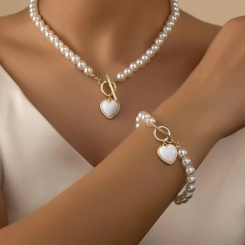 Amour pearl heart set on model