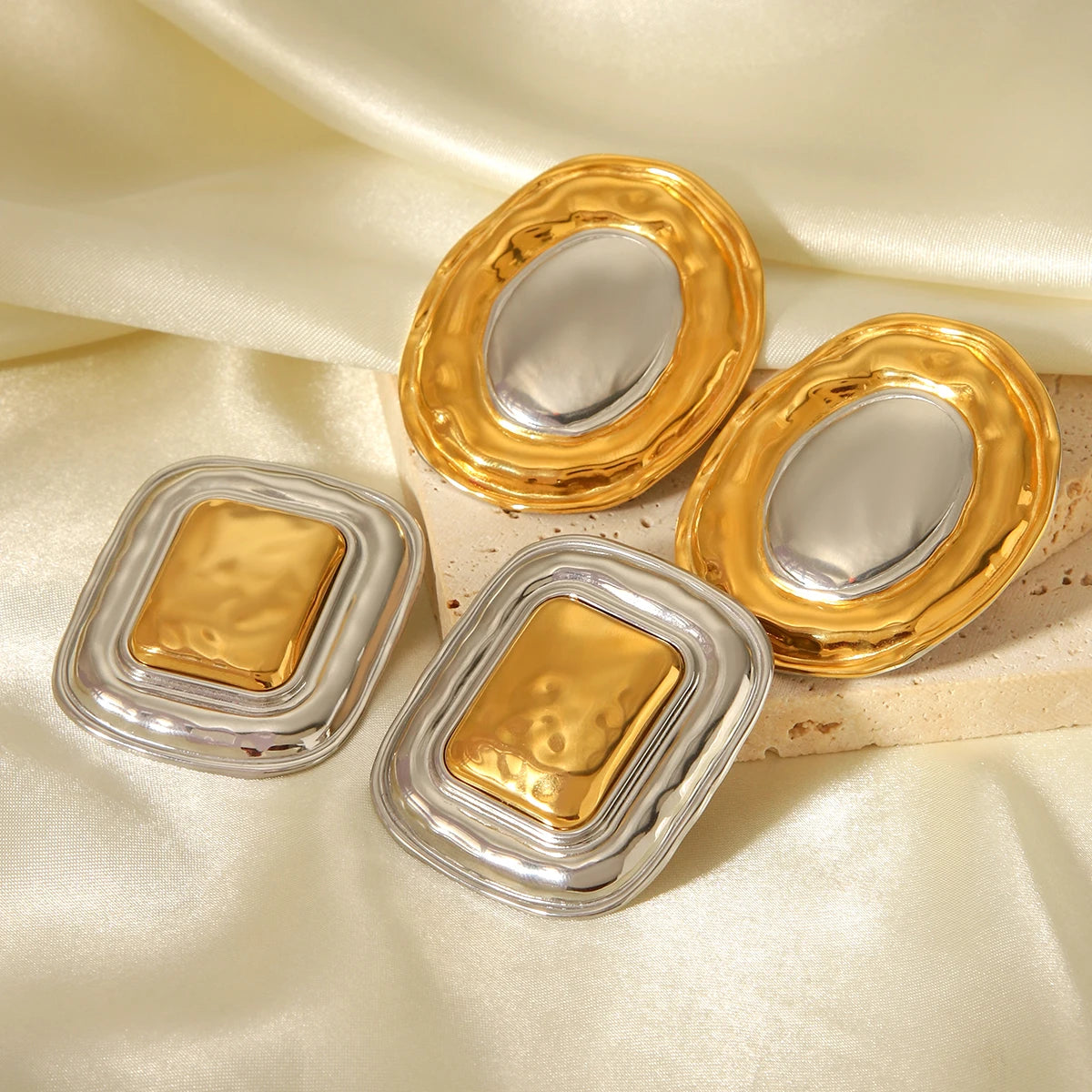 Étoile studs on satin
