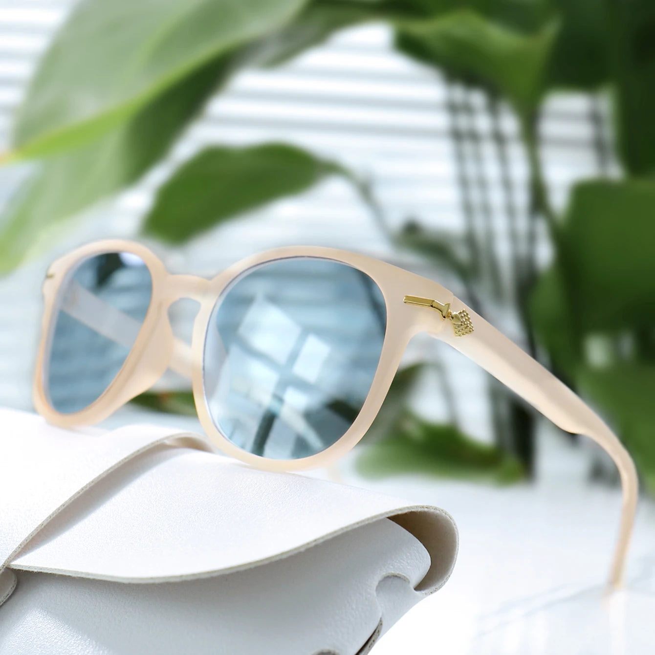 Ellery Retro Round Sunglasses - Ivory / Blue