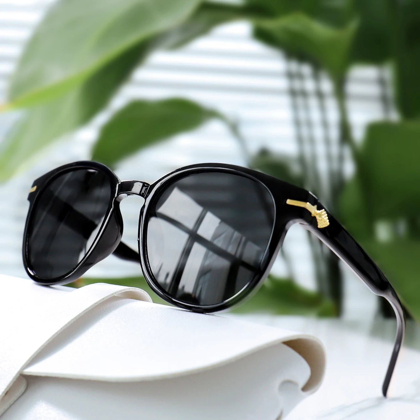 Ellery Retro Round Sunglasses - Black / Smoke