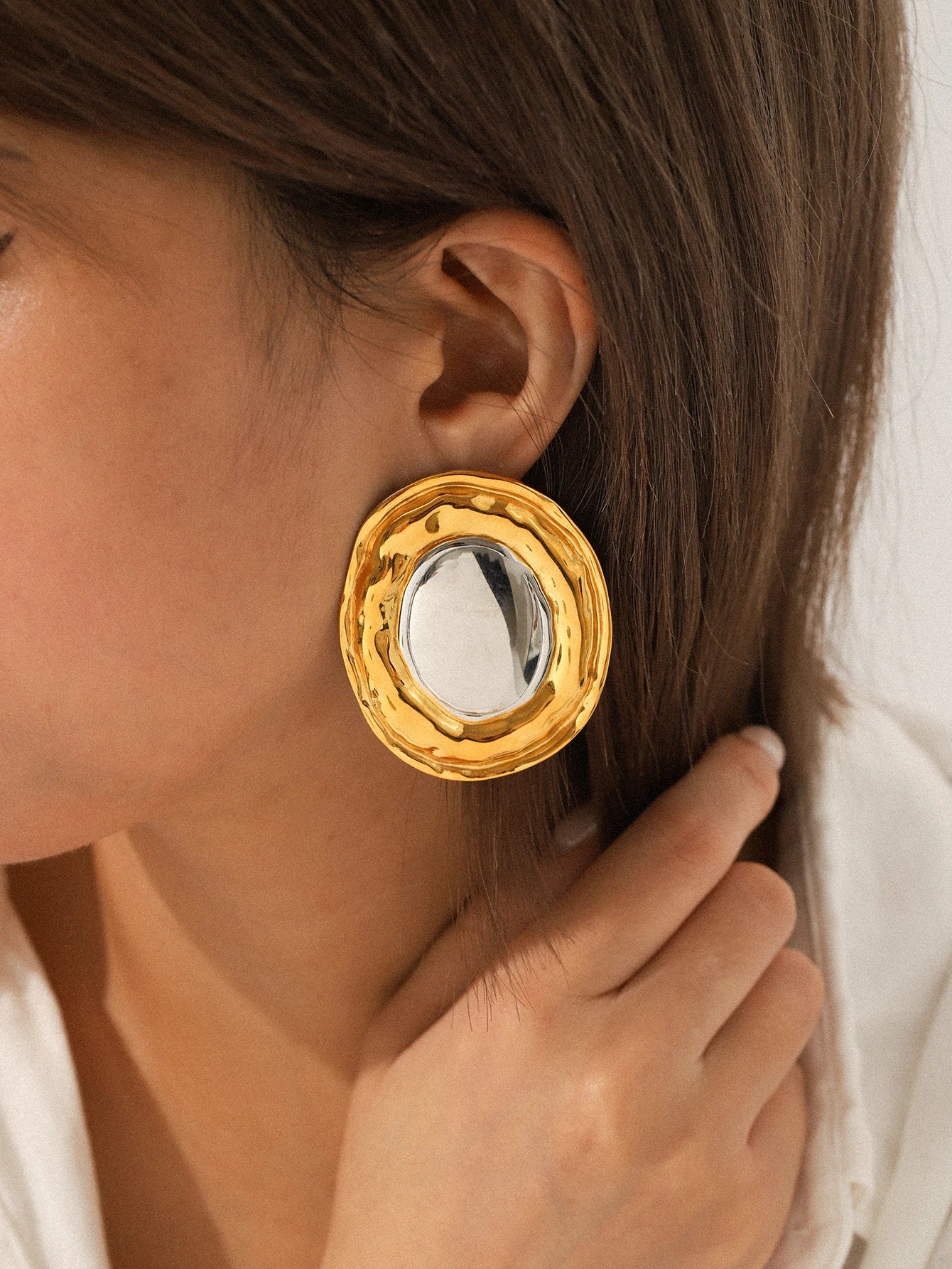 Étoile round stud on model