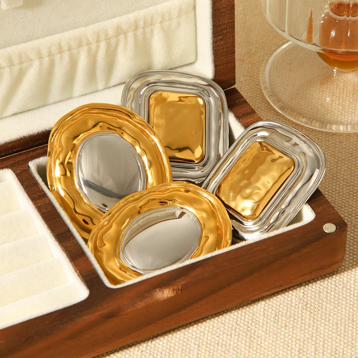 Étoile studs in tray