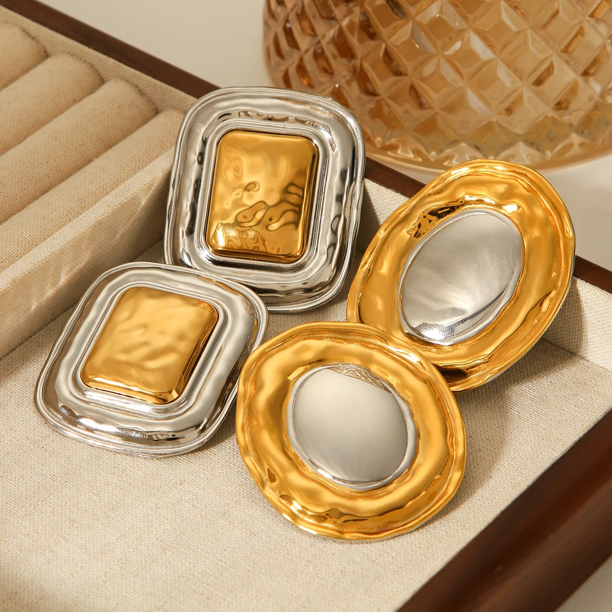 Étoile studs detail