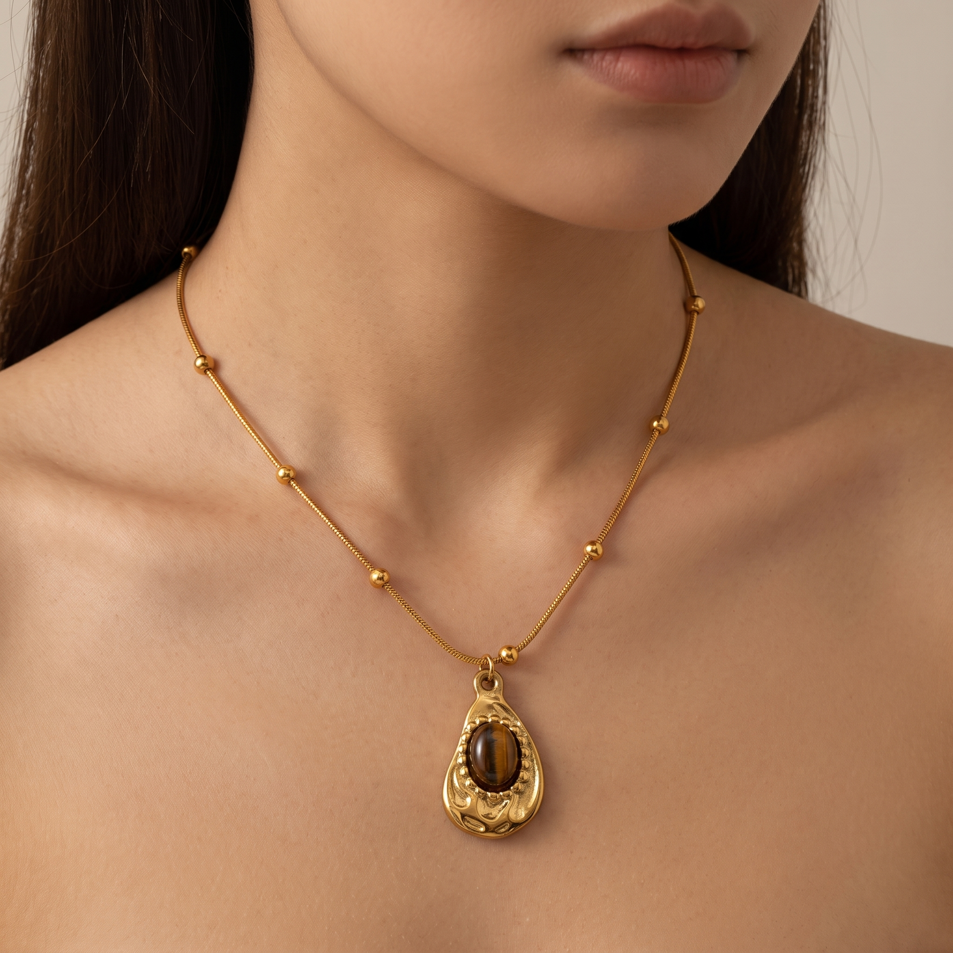 Asha-Tiger-Eye-Pendant Gold — on model