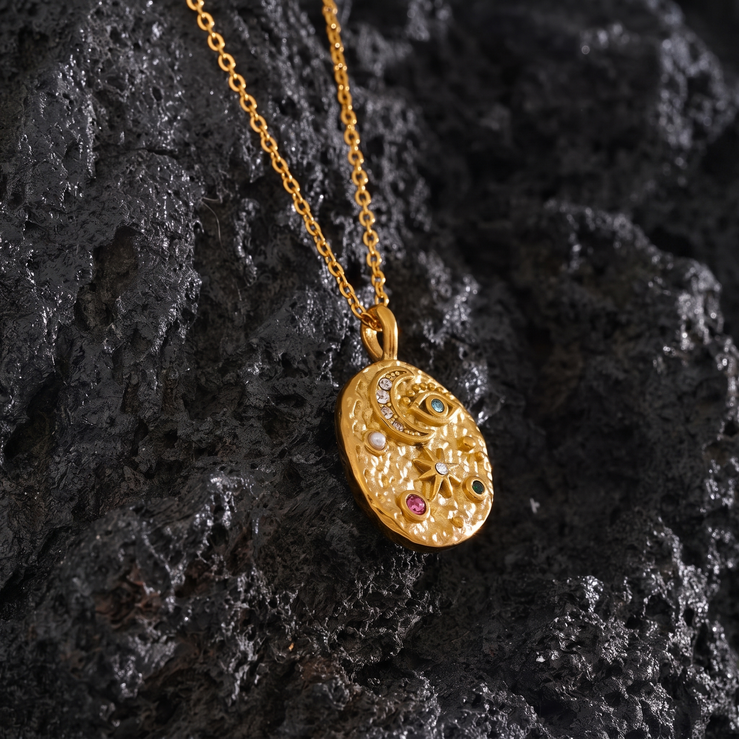 Astrid pendant detail