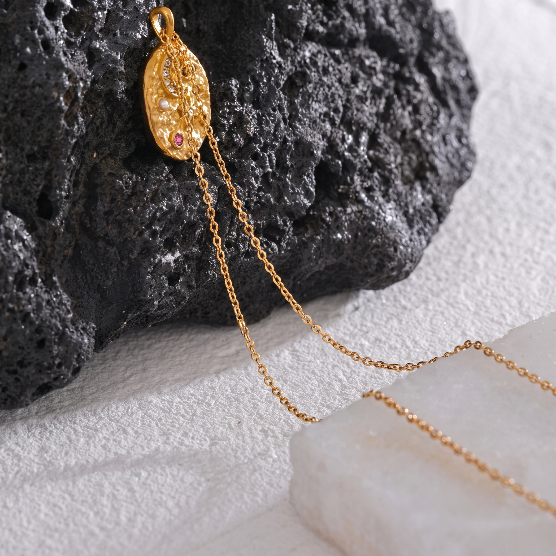 Astrid pendant with chain