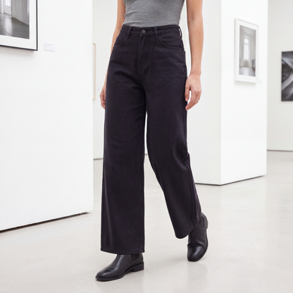 Brooke Wide-Leg Jeans Black — on model