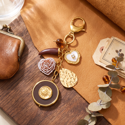 Elba-Sun-Charm-Keyring Gold Burgundy — flatlay 2