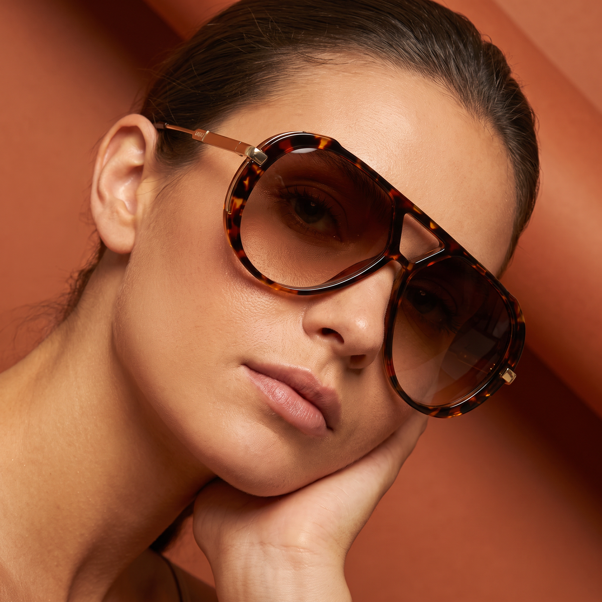 Ezra Aviator Sunglasses Brown — on model