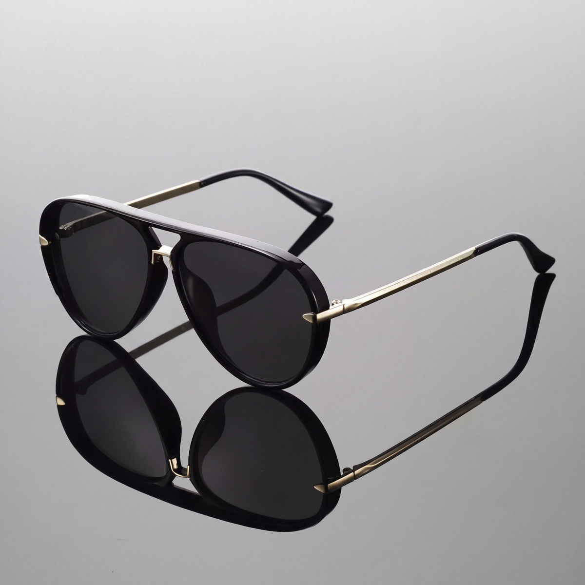 Fiora Gradient Aviator Sunglasses in Black