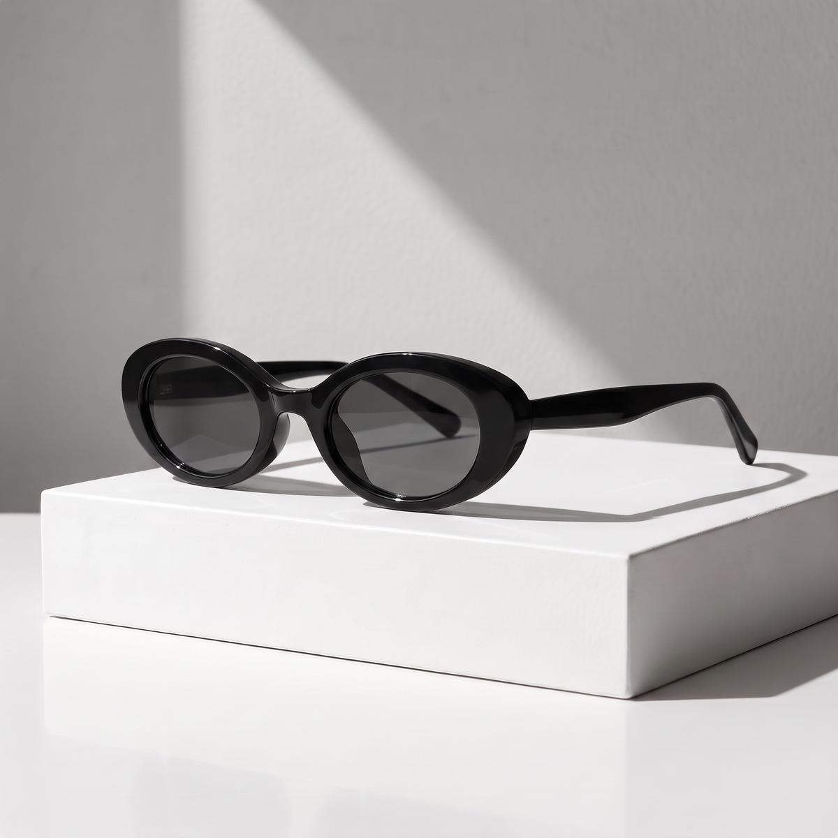 Lottie Sunglasses Black — studio