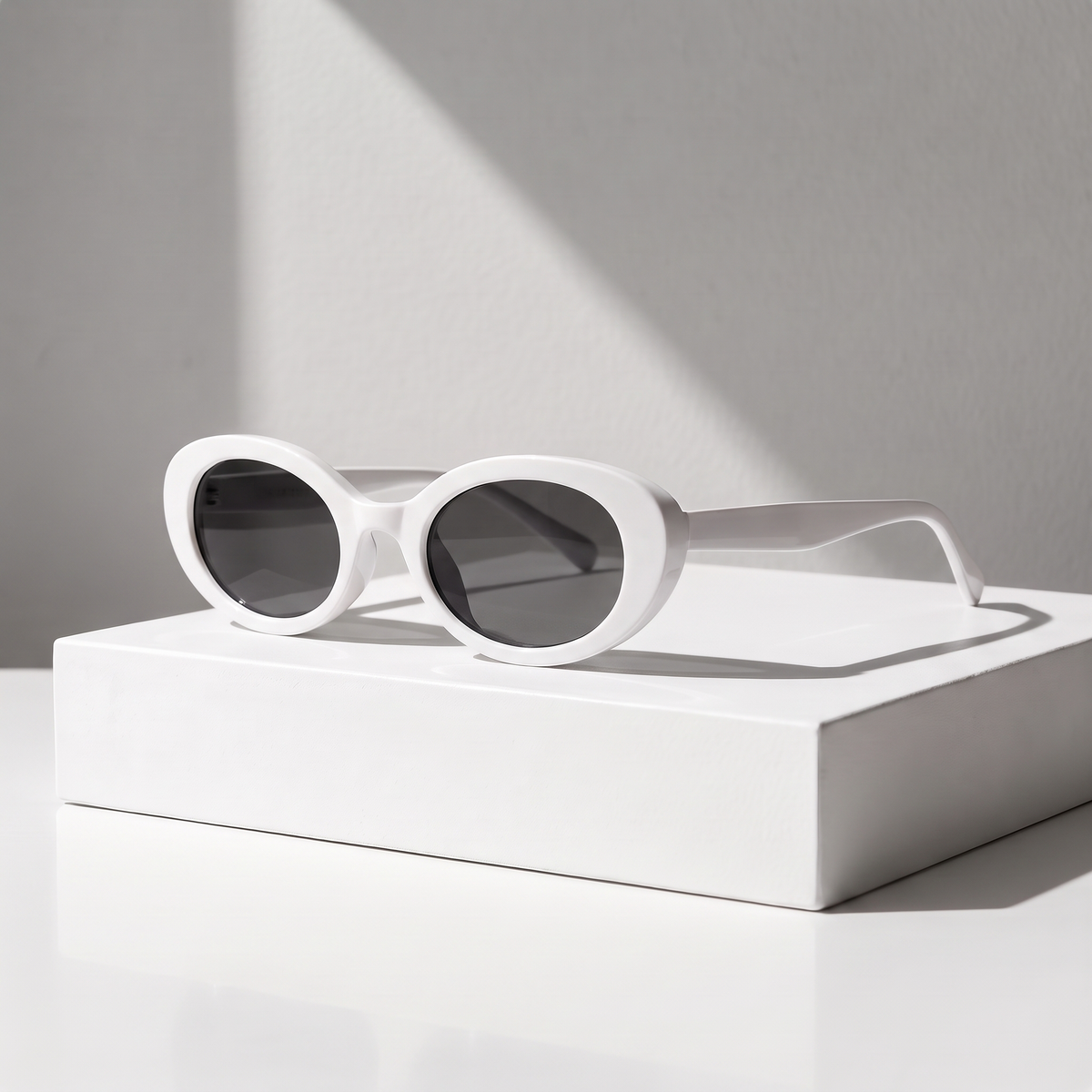 Lottie Sunglasses White — studio