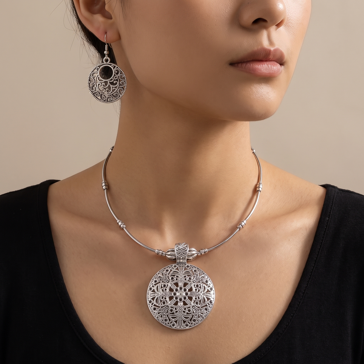 Lucca-Medallion-Jewelry-Set Antique Silver — on model