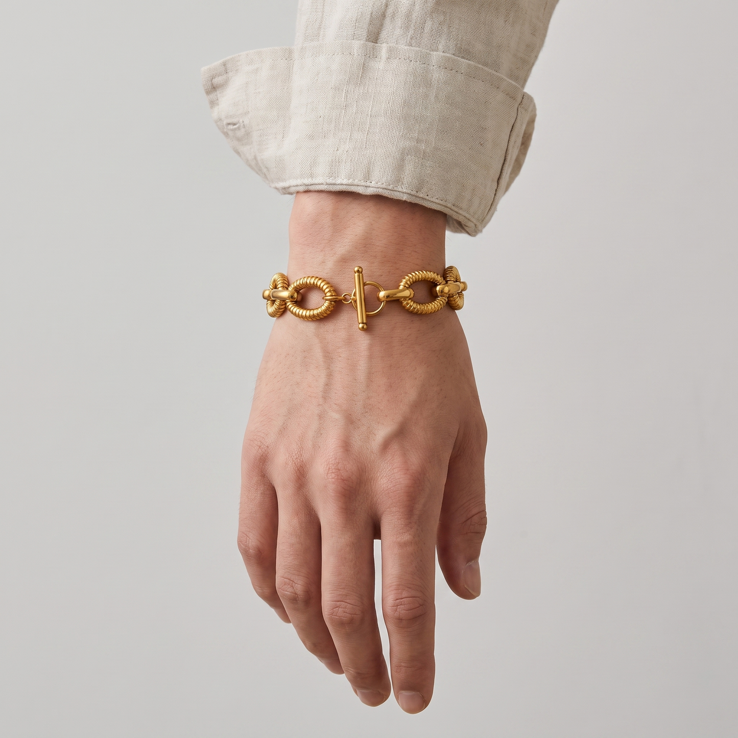 Milo-Ribbed-Link-Bracelet Gold — on model