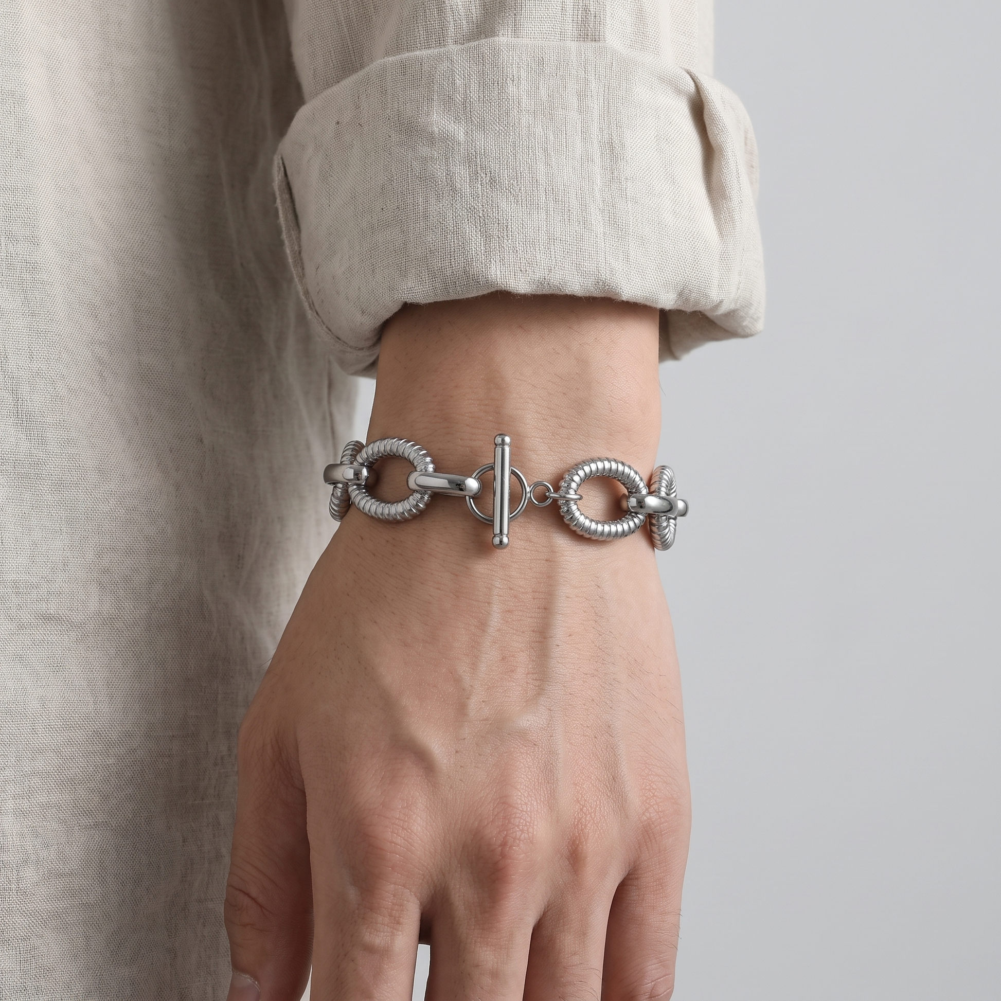 Milo-Ribbed-Link-Bracelet Silver — on model