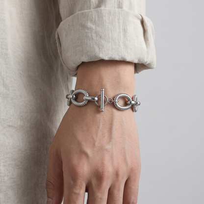 Milo-Ribbed-Link-Bracelet Silver — on model