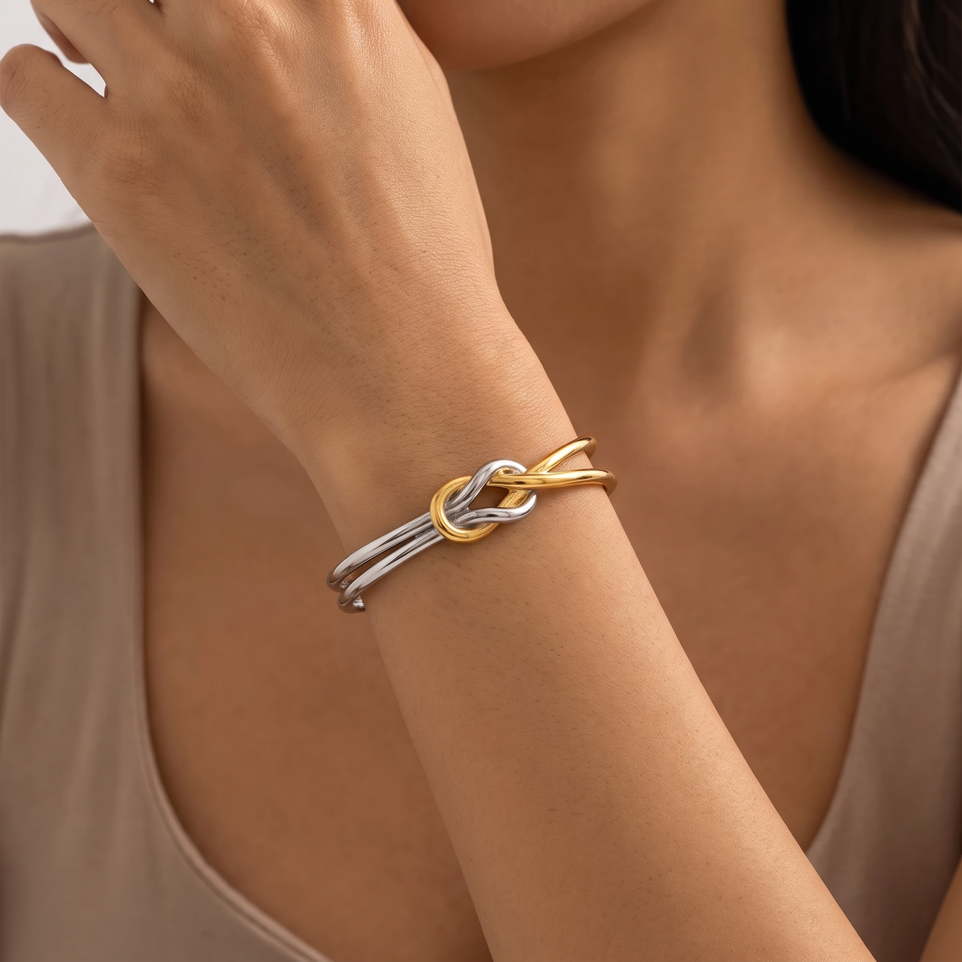 Noa Single Knot — on model
