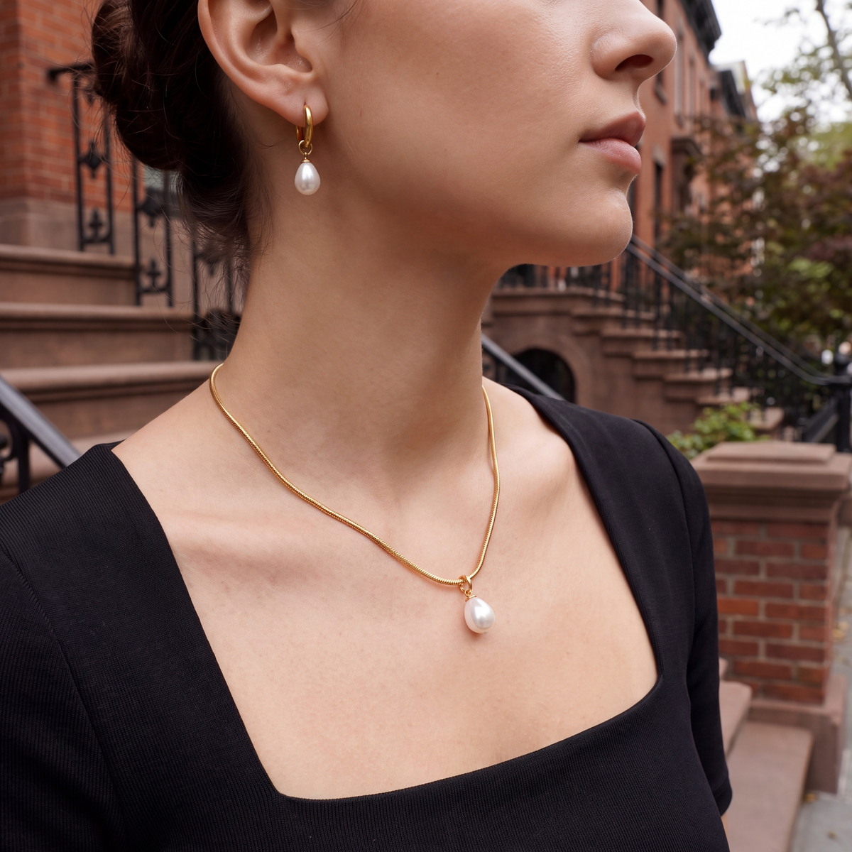 Nora Steel Jewelry Set Gold — on model