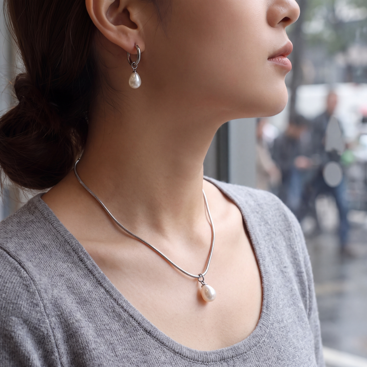 Nora Steel Jewelry Set Silver — on model