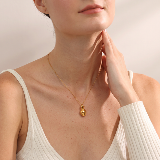 Ravello-Vase-Pendant-Necklace Gold — on model