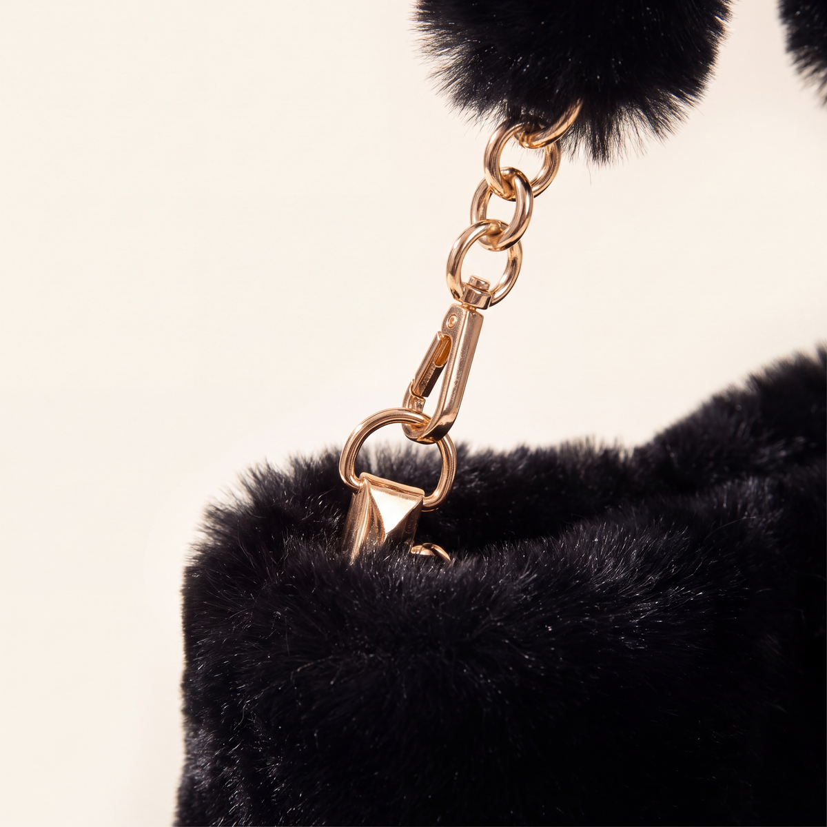 Teddy Faux Fur Tote Black — clasp and chain detail