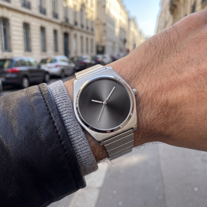 Vero-Graffiti-Steel-Watch Black — on model