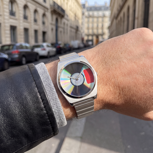 Vero-Graffiti-Steel-Watch Spectrum — on model
